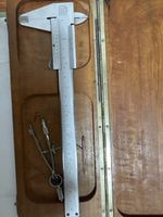 Pied à coulisse Meba avec accessoires en coffret bois
