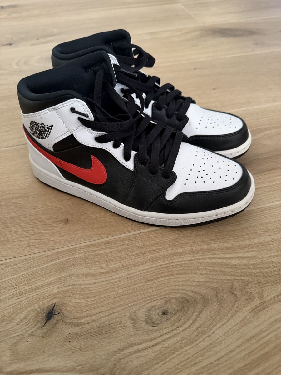 Jordan Chaussures hommes: Jordan 1 Mid Black Chile Red White – D'occasion à Erlenbach ZH par Mattia777