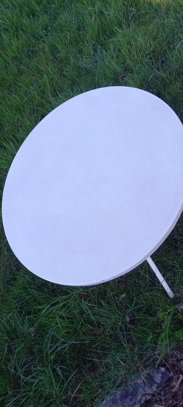 Tische: Runder Gartentisch aus Metall – Gebraucht aus Wädenswil von Greatstuff 3