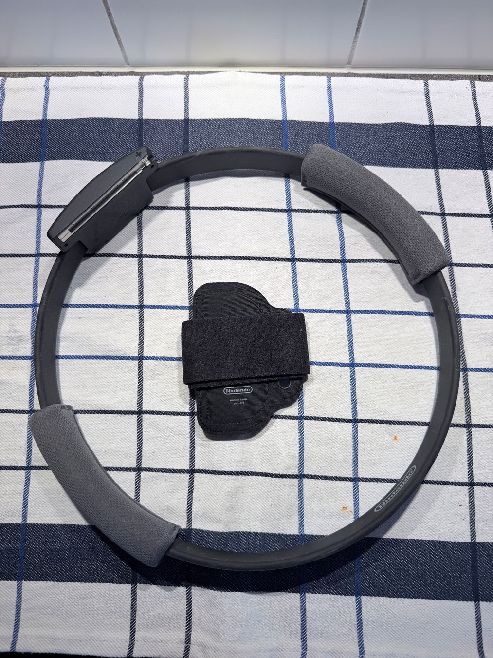 Nintendo Consoles: Nintendo Switch Console avec accessoires et Ring Fit – D'occasion à Clarens par guigui919 4