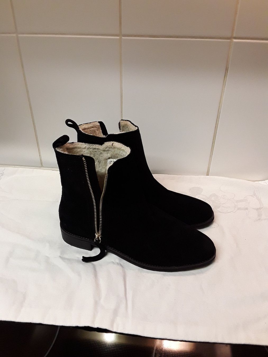 H&M Scarpe da donna: Schwarze neue gefütterte Halbstiefel – Nuovo (secondo la descrizione) da Zürich venduto da Jesse2013 1
