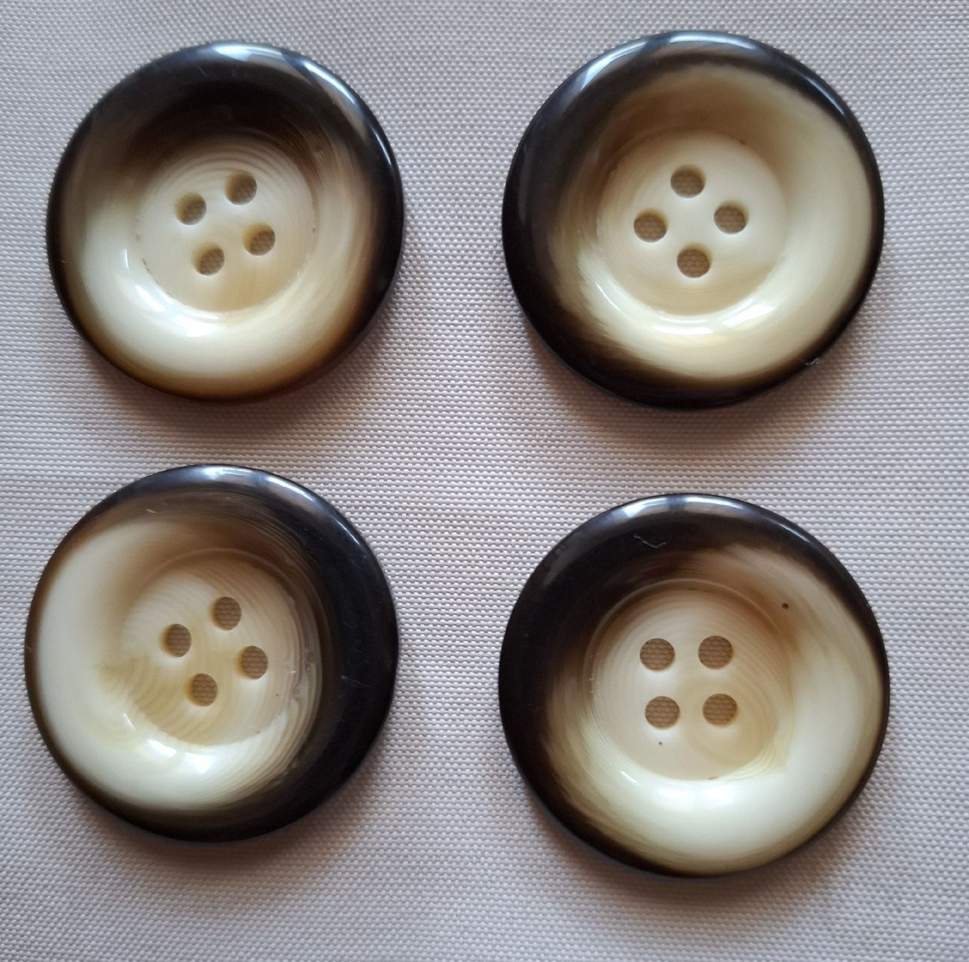 Bottoni: 4 Stück Knöpfe beige-braun, 35 mm. – Usato da Dietikon venduto da Hirschkopf 5