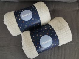 Zwei Kuscheldecken 130 x 160 cm weiss neu