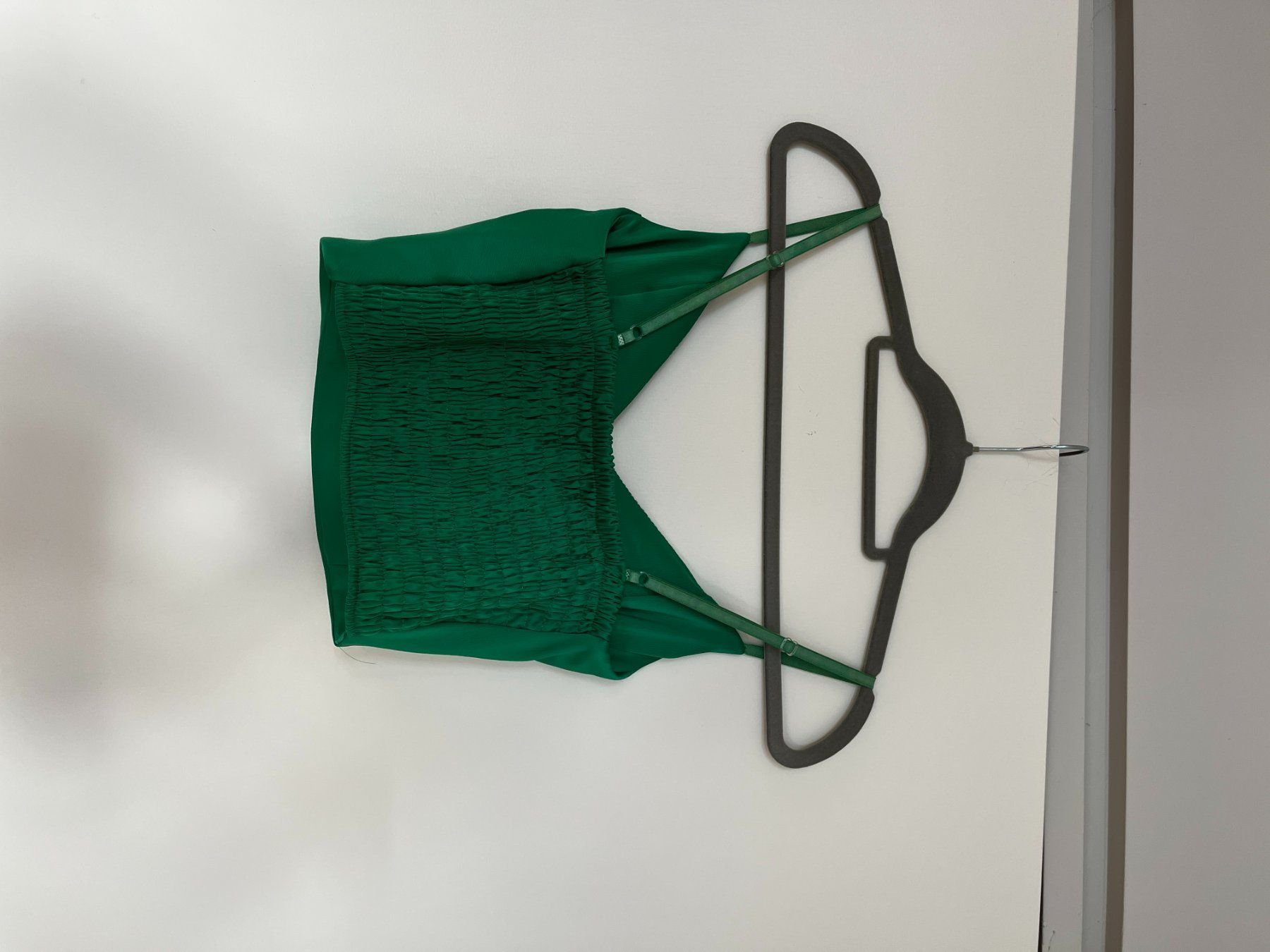 Tops: Grünes Crop Top mit Spaghettiträgern – Gebraucht aus Seuzach von anina.k 1