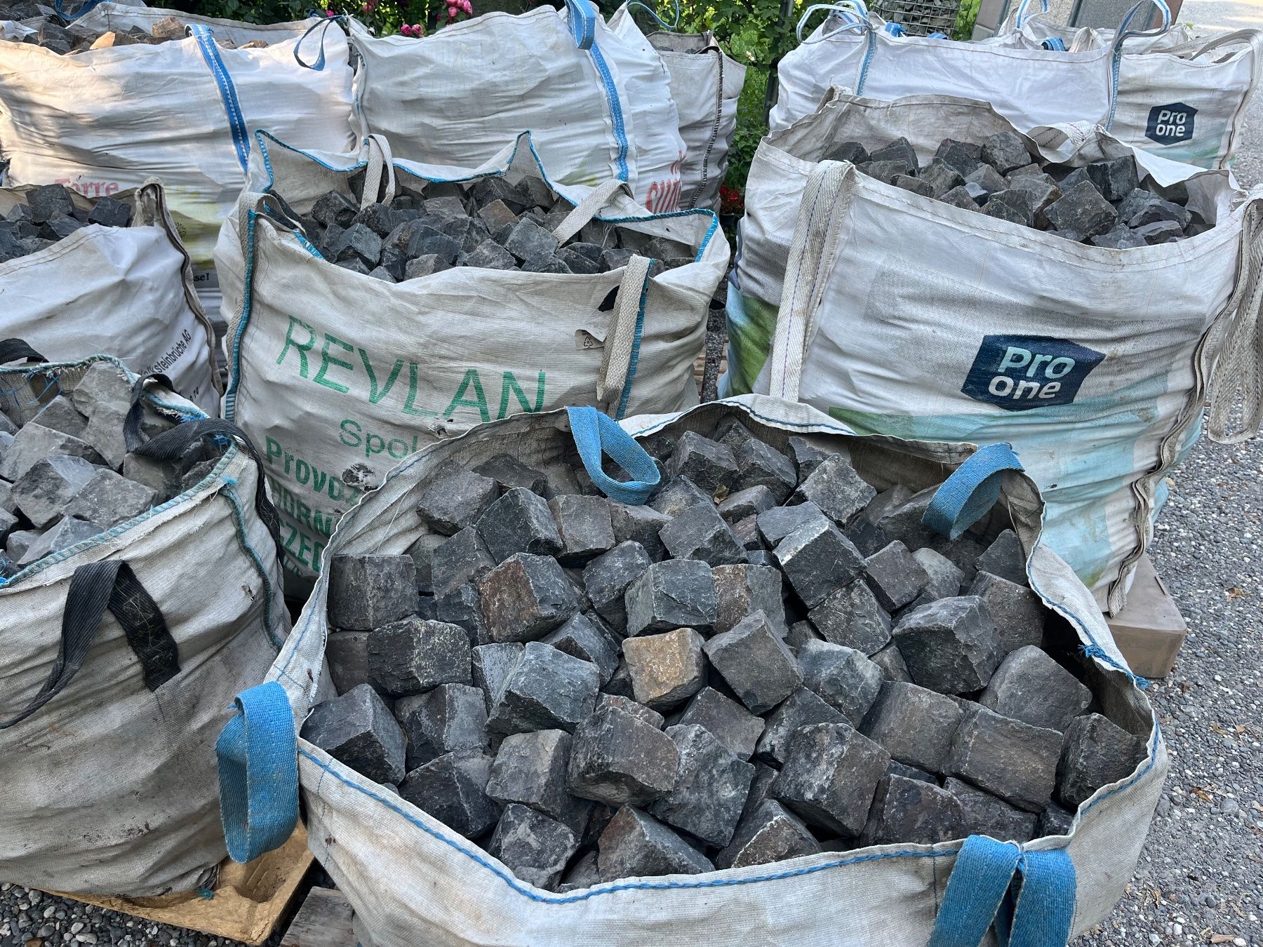 Pietre & tegole: Basalt Pflastersteine – Usato da Eichberg venduto da Elmar2014 2