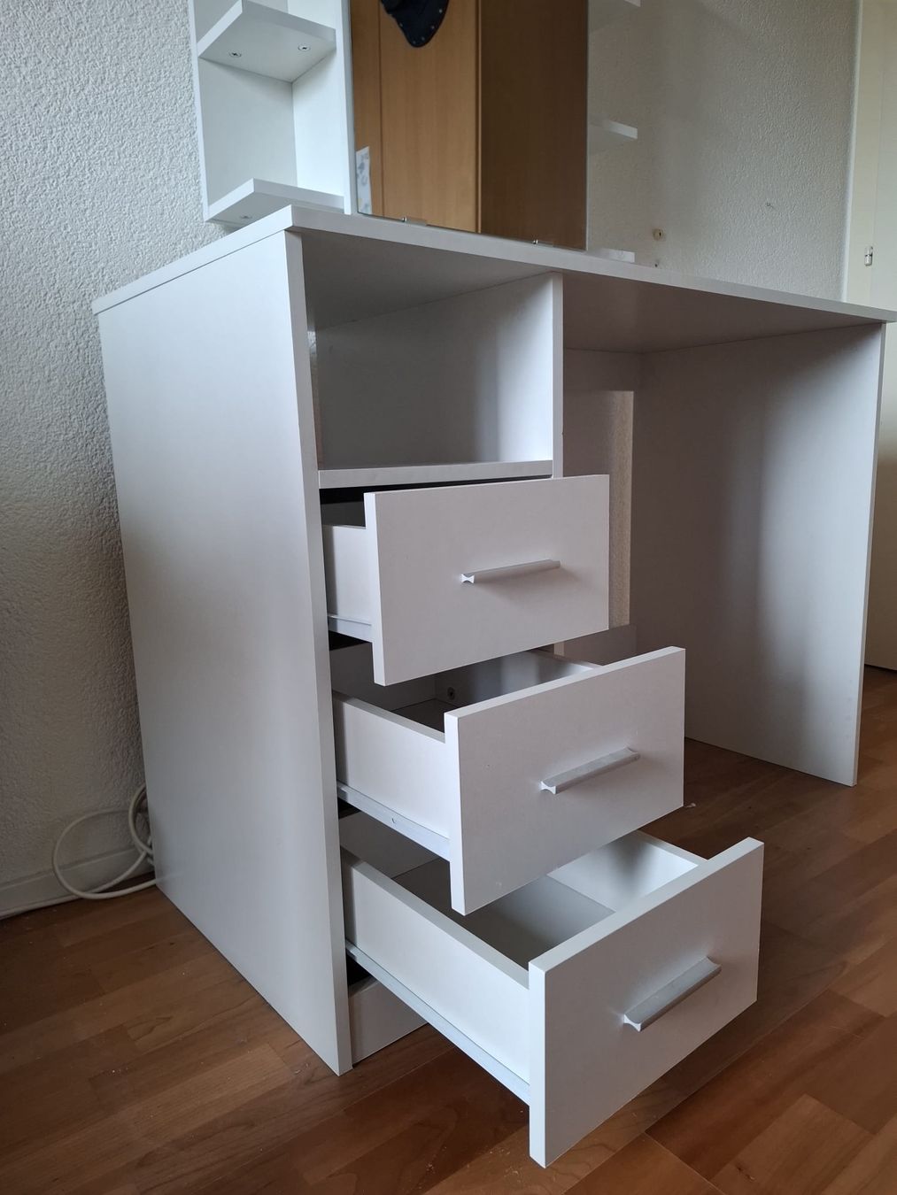 Tavoli da trucco: Bureau blanc et étagères, oucoiffeuse.Comme neuf. – Usato da Courtepin venduto da Poussy3 2