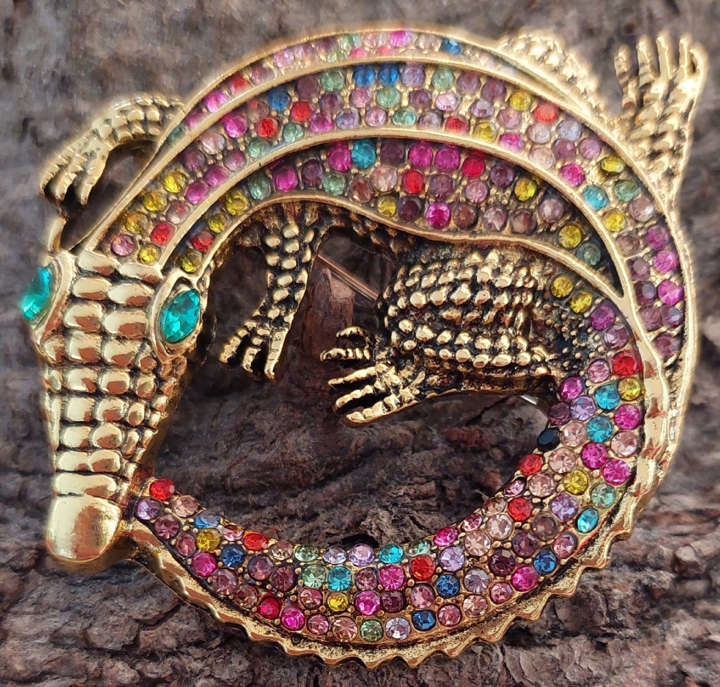 Spille & Fermagli: Farbige Brosche Krokodil / Echse goldfarbig mit Strass – Nuovo (secondo la descrizione) da Oberwil BL venduto da Kukkaniitty