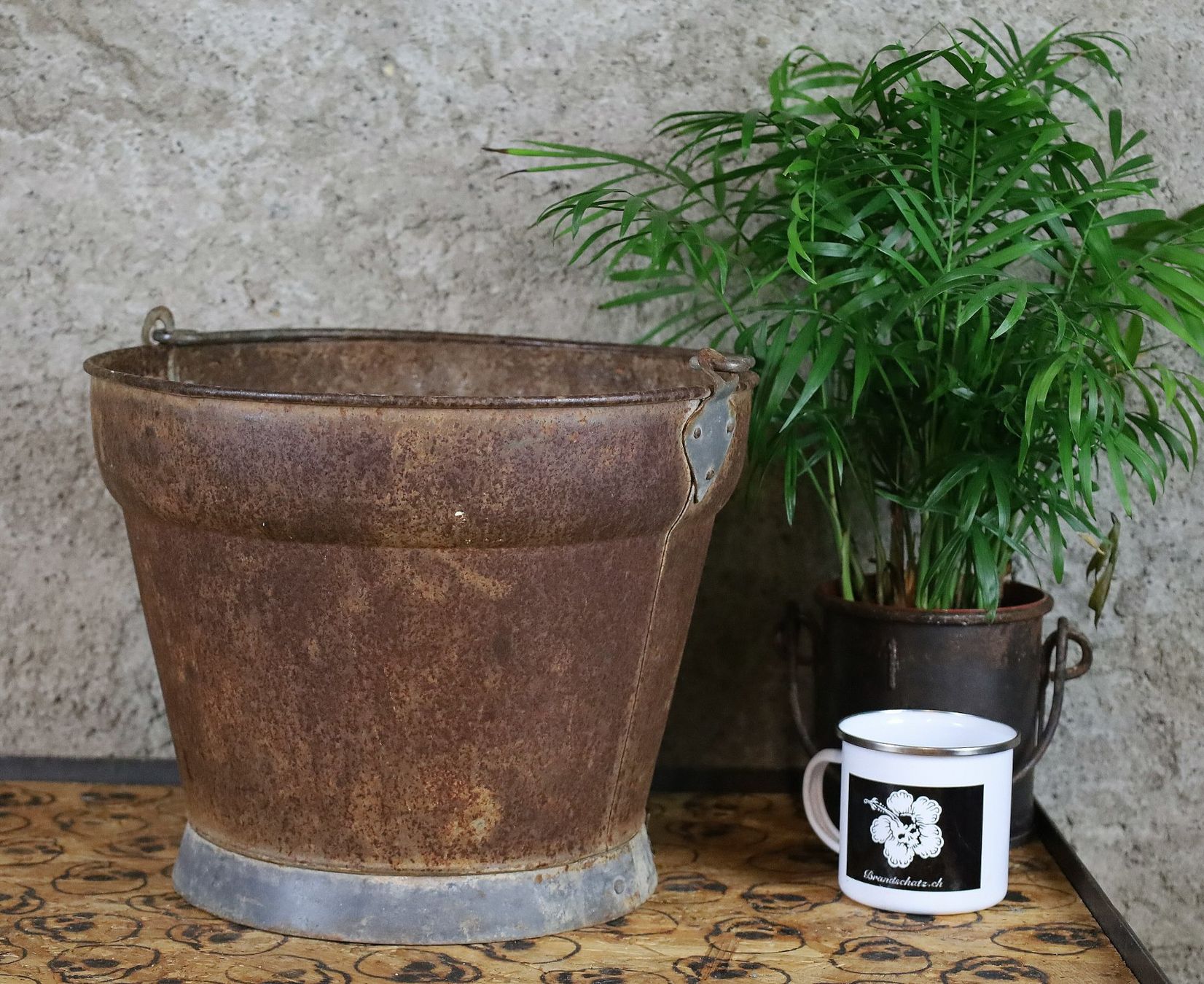 Tutte le decorazioni: alter, grösserer Eimer / Brunneneimer mit schöner Patina – Usato da Birrwil venduto da brandschatz_birrwil