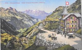Hotel Klausen-Passhöhe mit Autos