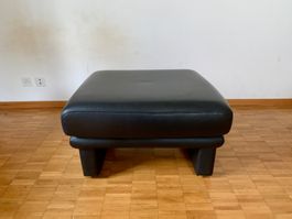Hocker / Ottoman aus schwarzem Leder / ca. 73 x 63 cm