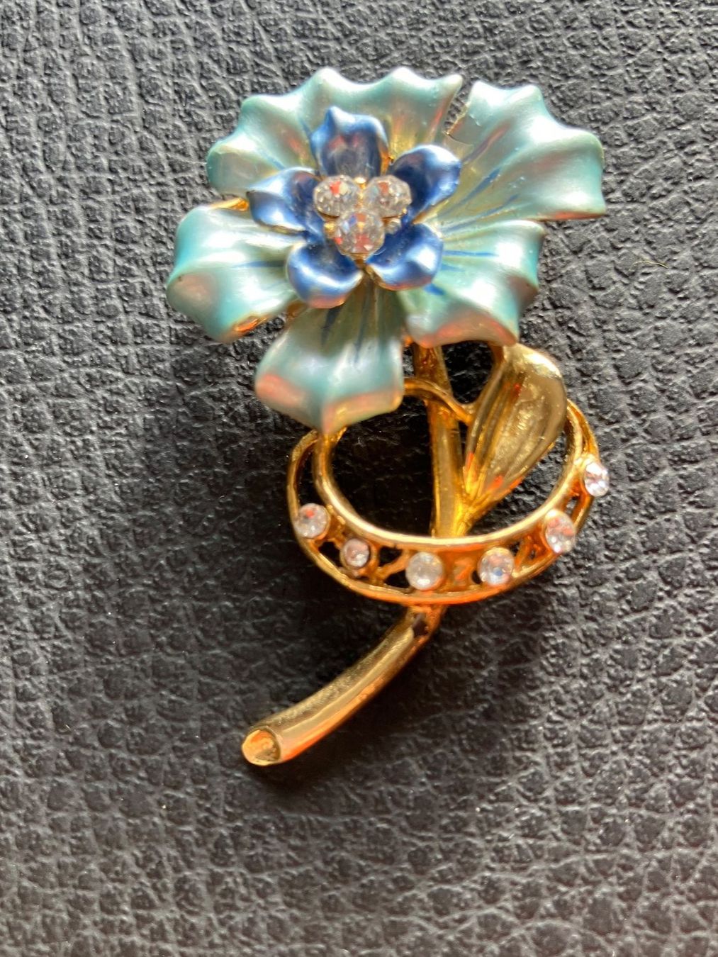 Broche Fantaisie Vintage - Métal Doré - Élégance Rétro