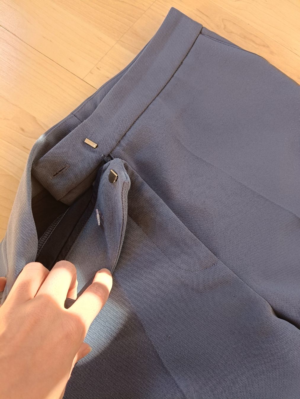 Pantaloni: Wunderschöne Stoffhose in der Farbe Taubenblau – Usato da Adliswil venduto da Vimovi 1