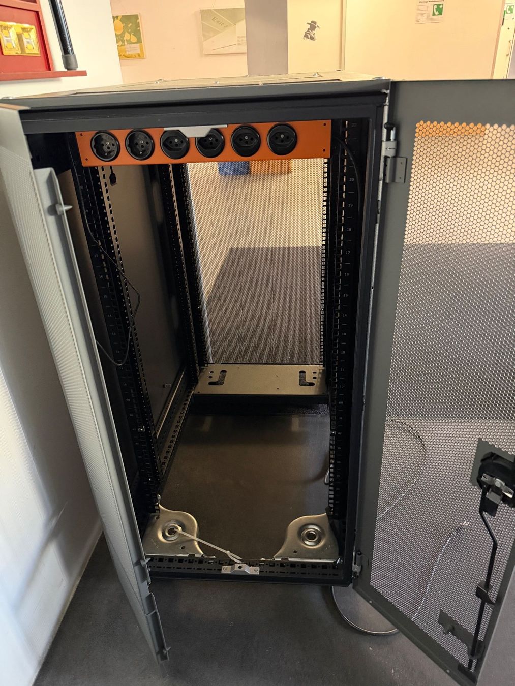 Hewlett Packard Racks & Cavalletti: HP Rack 10622 G2 Serverschrank – Usato da Dürrenäsch venduto da Duxel 1