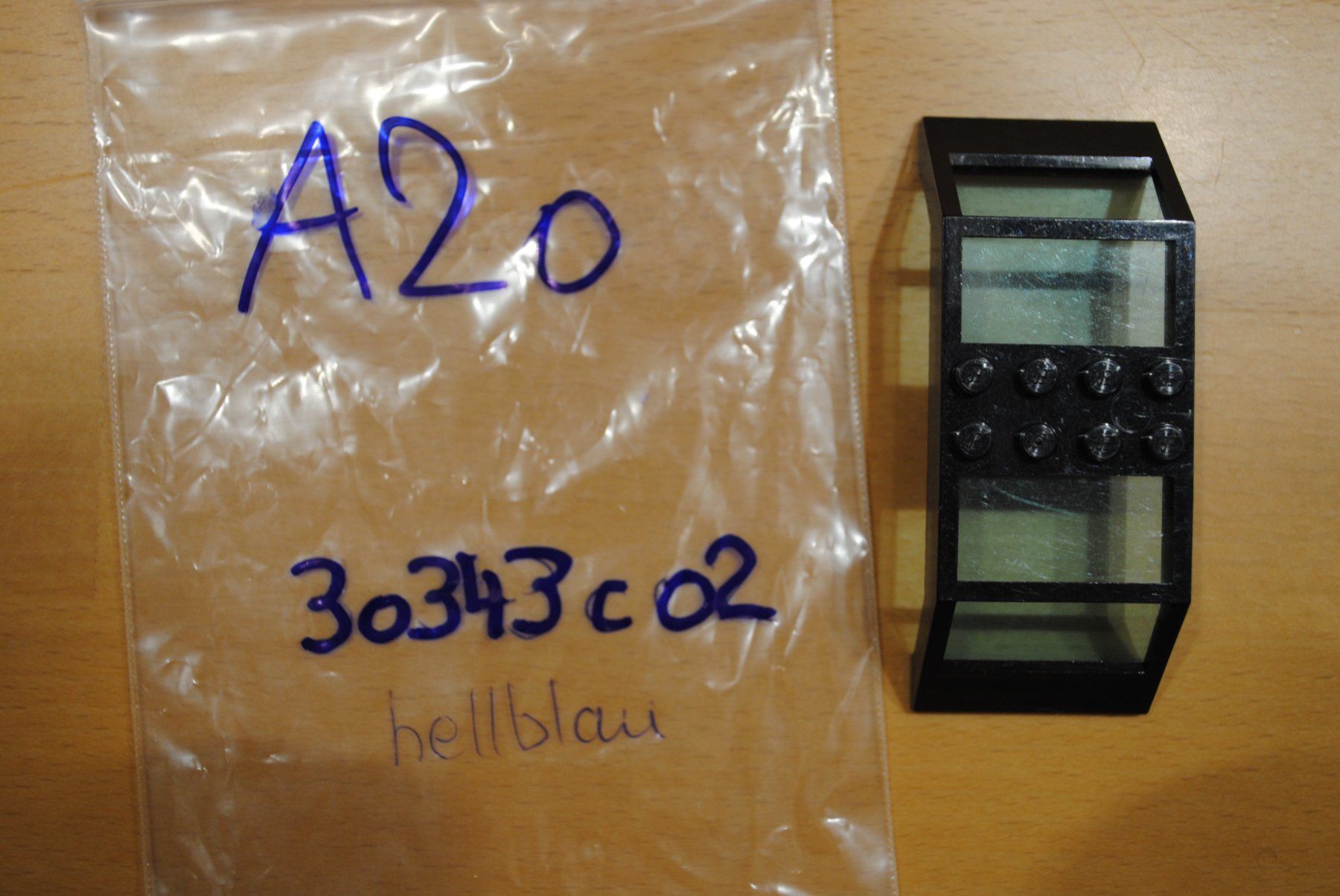 Lego Kit di costruzioni: Lego - Dachfenster mit hellblauem Glas  30343c02    A20 – Usato da St. Gallen venduto da Bisaknosp