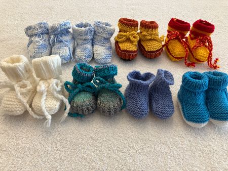 1 Paar handgestrickte neue Babyschuhe/Babyfinken ab Geburt