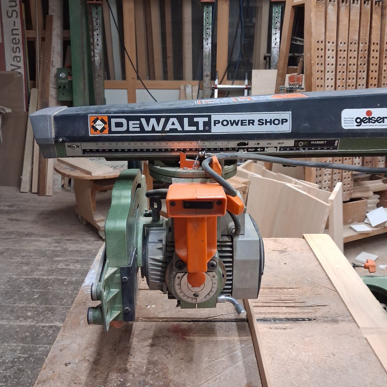 Tutte le macchine: DEWALT Radialarmfräse DW 125 – Usato da Wasen im Emmental venduto da SchreinereiEggimann 4