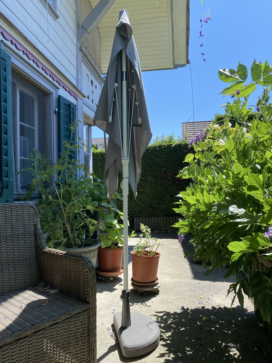 Ikea Ombrelloni: Kleiner Sonnenschirm mit Granitsockel – Usato da Madiswil venduto da Blumen3 1