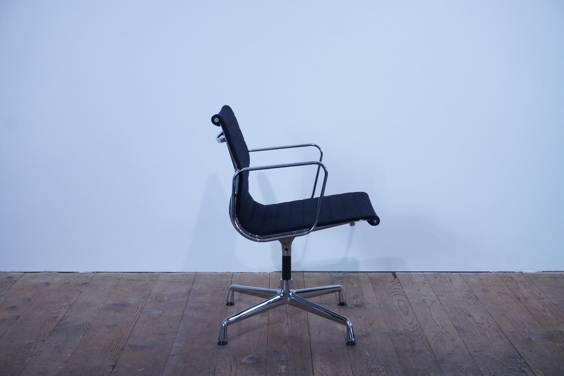 Vitra Sedie: Vitra Eames Alu Chair EA108 Hopsak nero – Usato da Bad Zurzach venduto da QLASSIQ 3