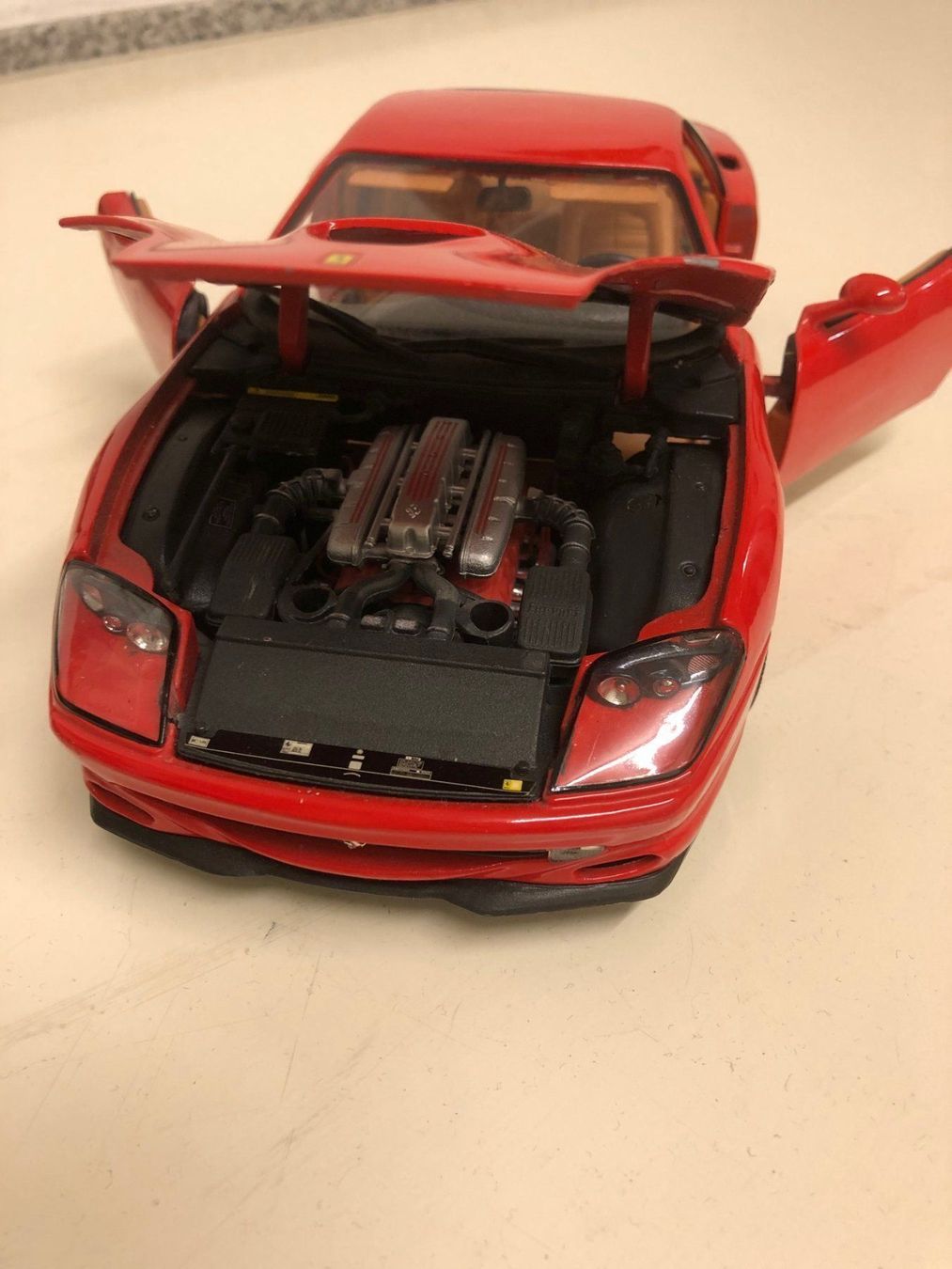 Maisto Modellini d'auto: Ferrari Maranello – Usato da Muttenz venduto da Gucci2005 1
