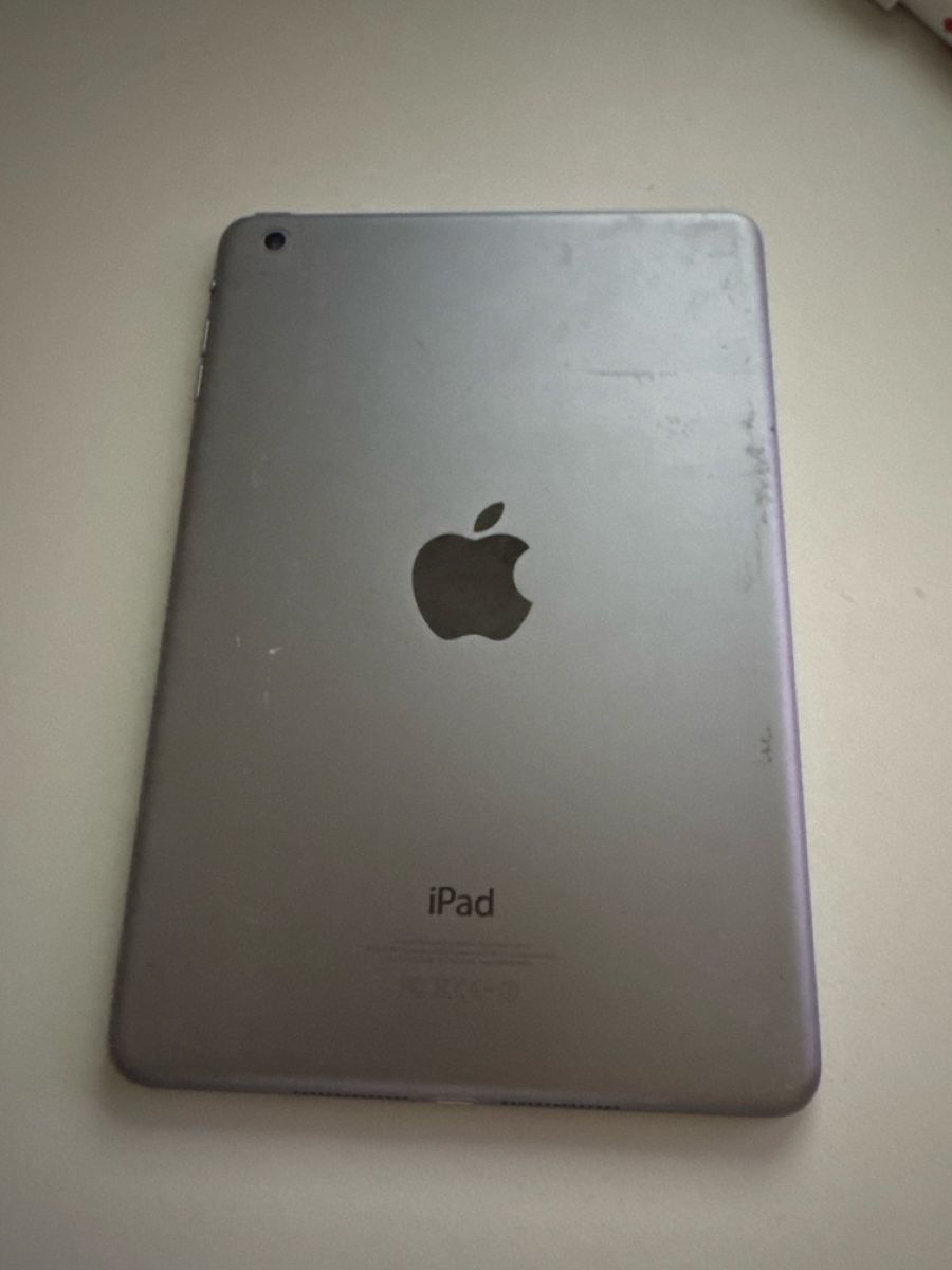 Apple Tablet PC: Apple iPad mini A1432 16gb gebraucht Silber  – Usato da Olten venduto da HoYa01