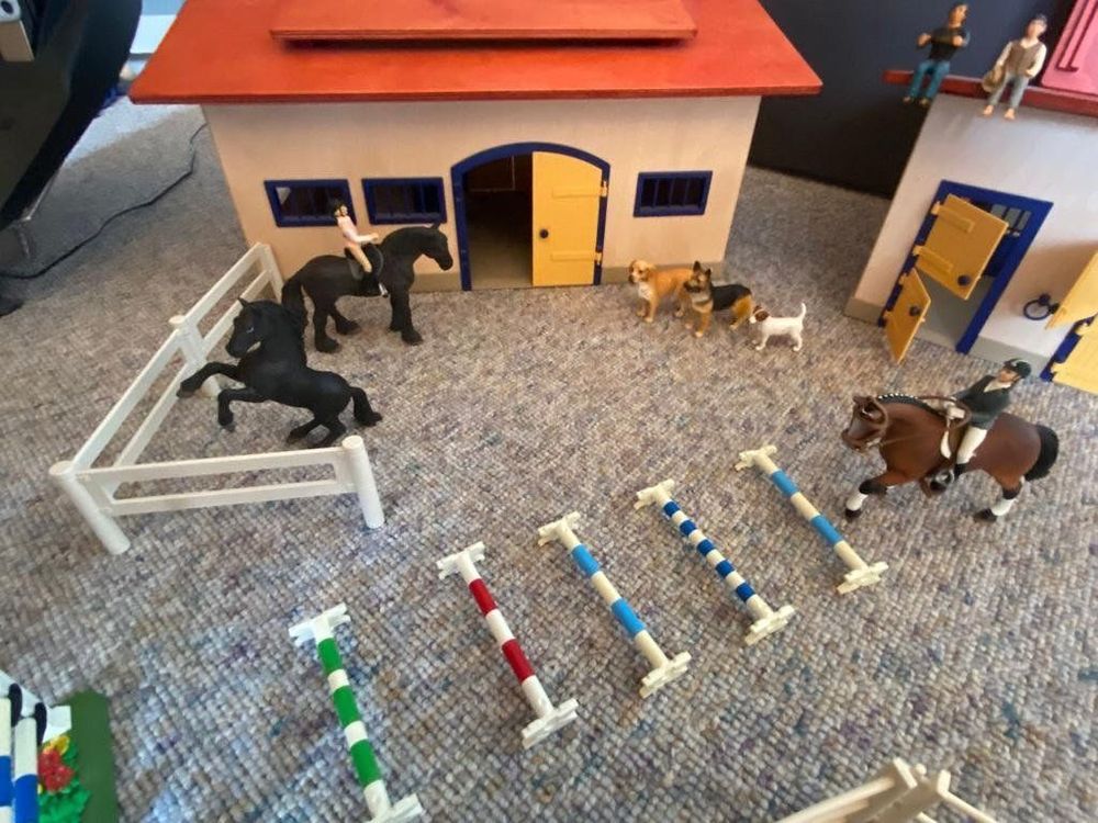  Schleich / Holzstall mit Zubehör Schleich (Gebraucht) in für CHF 115 Illustration 