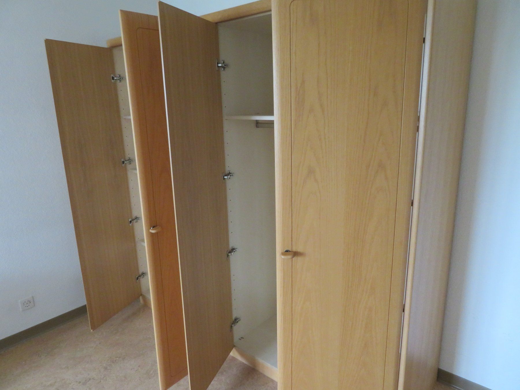 Pfister Schränke: Pfister-Schrank 4-türig – Gebraucht aus Reinach BL von  5