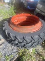 Felge mit Reifen Traktor 9.5R42 rot guter Zustand