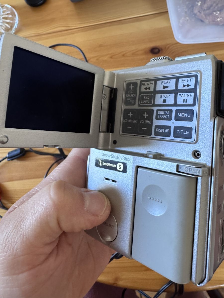 Sony Videocamere: Caméscope Sony Handycam Vision – Usato da Vésenaz venduto da Angela.C3 7