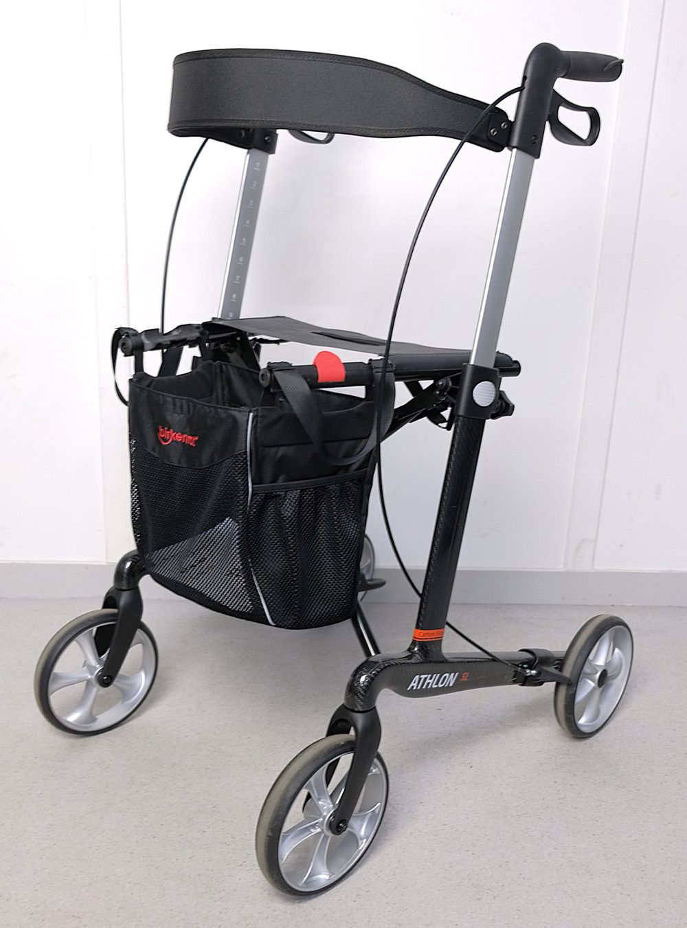 Aides à la marche: Birkenrot Rollator Athlon Carbon – D'occasion à Volketswil par brockipfannenstil