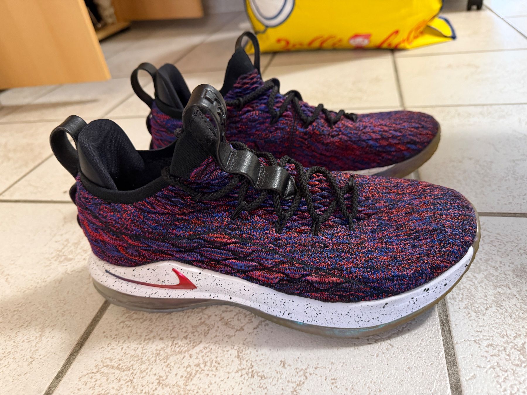 Nike Scarpe da uomo: Nike LeBron 15 Low Grösse 43, Top Zustand – Usato da Zürich venduto da fresh0001