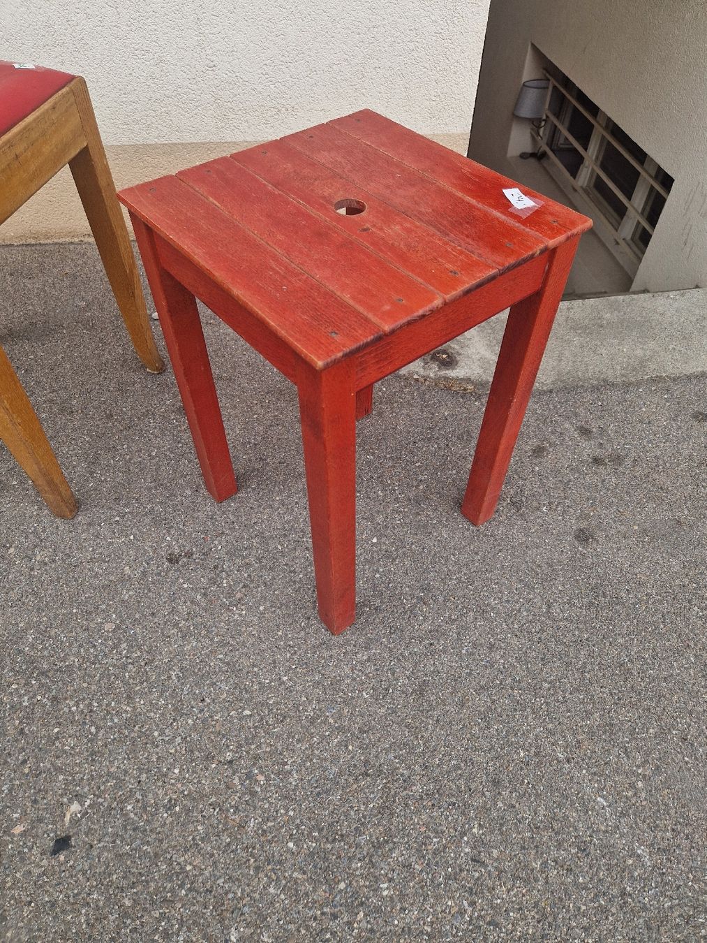 Sgabelli: Schemmel rot Holz 30x30x48cm gebraucht. Taburettli – Usato da Mörigen venduto da Clio111 6