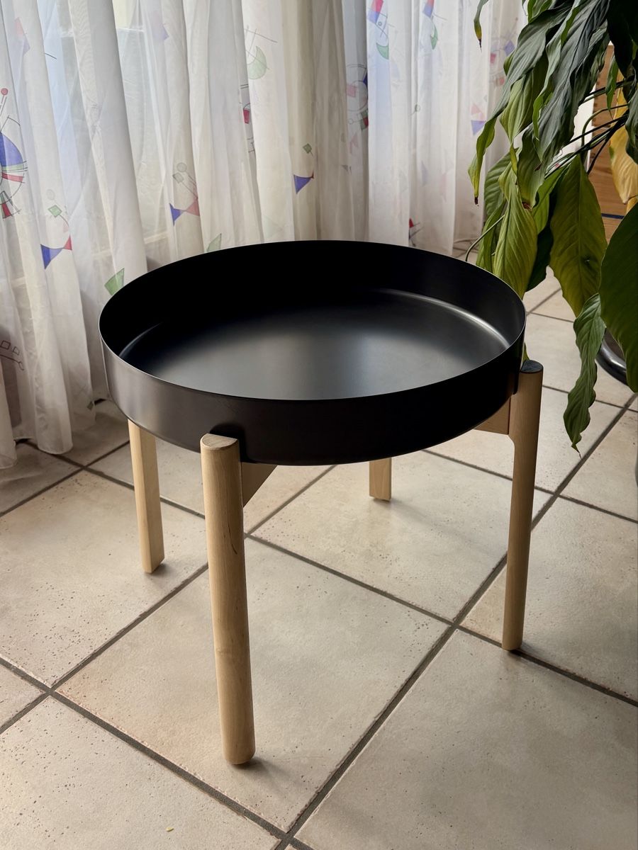 Ikea Tavoli: Schwarzer Serviertisch/Beistelltisch mit Holzfüssen – Usato da Dierikon venduto da ser_5nrb