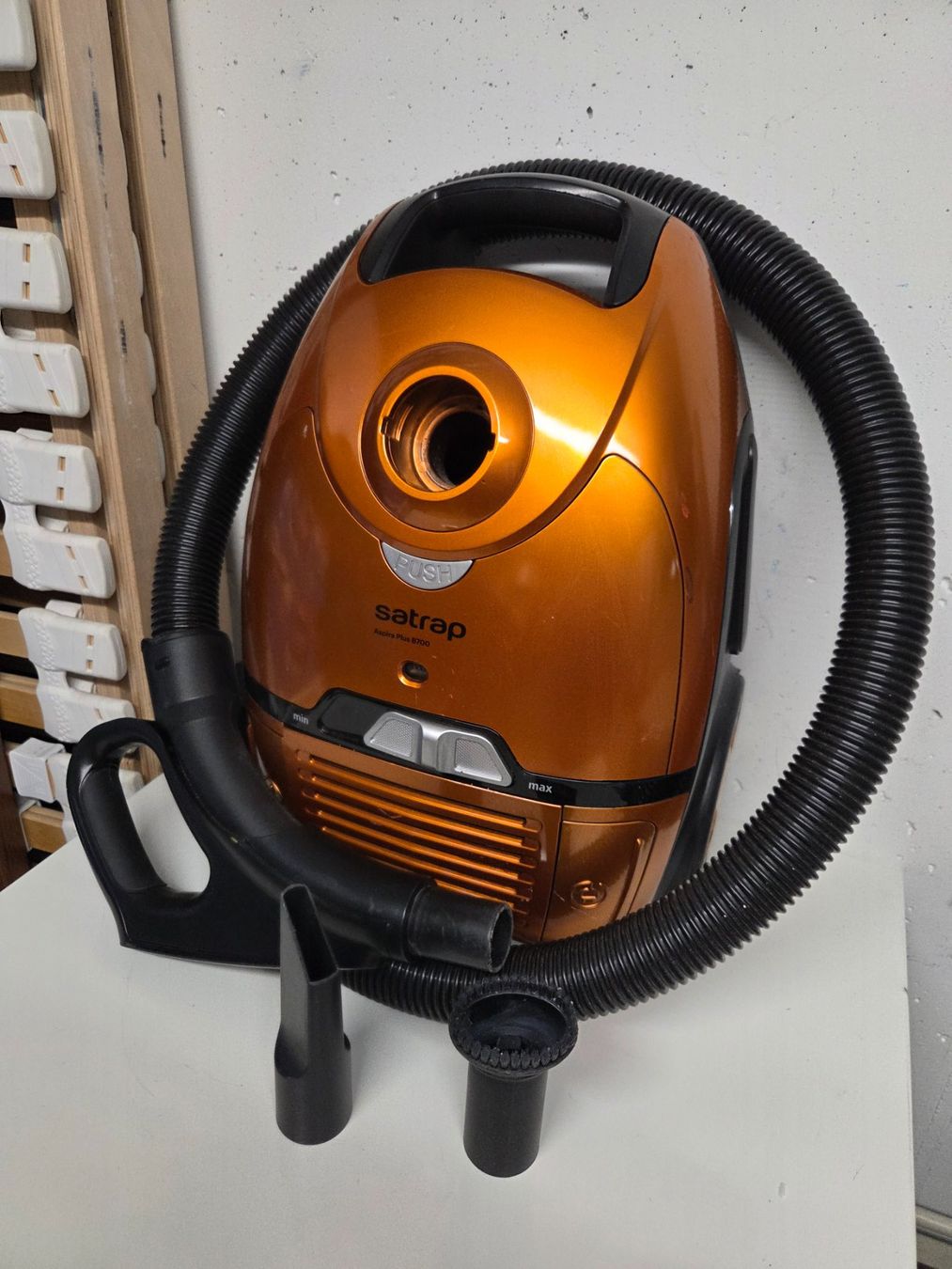 Aspirapolveri & Accessori: Satrap Staubsauger orange gebraucht 700W – Usato da Chur venduto da Einszweidreiviermein 2