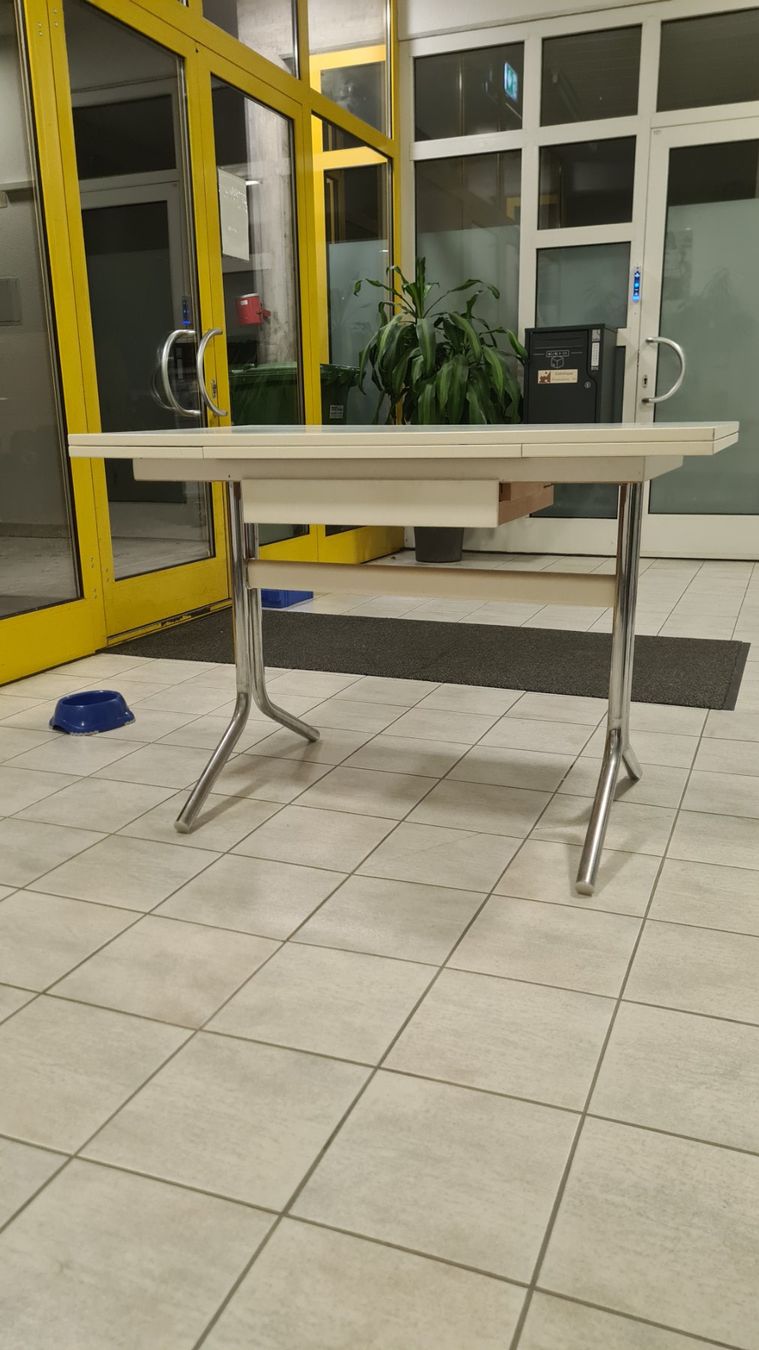 Tables: Table extensible blanche pieds chromés bon état – D'occasion à Monthey par 187-zeroo 2