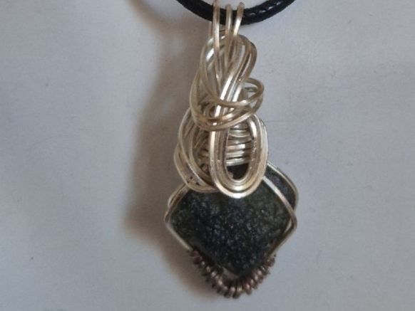 Minerali & Pietre curative: MOLDAVITE véritable monté sur fil argent – Nuovo (secondo la descrizione) da SAXON venduto da Mariposita1428