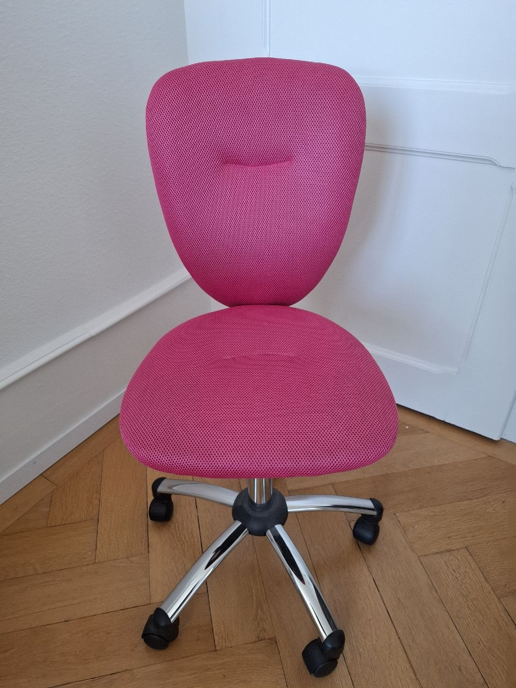 Stühle: Chaise de bureau rose réglable - excellent état – Gebraucht aus Neuchâtel von FloKo88