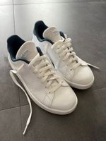 Baskets basses blanches avec détails bleus