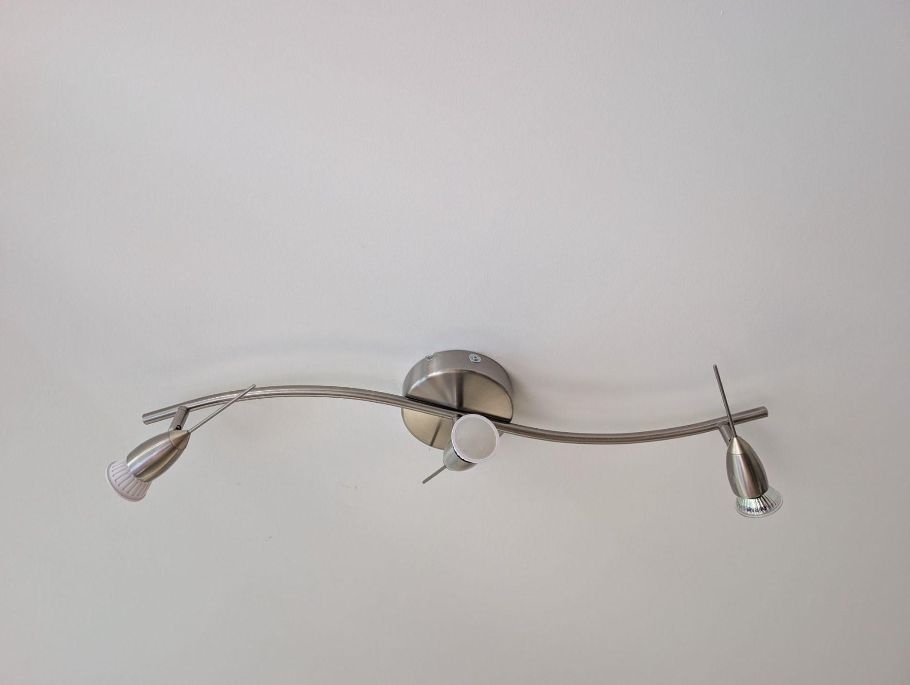 Ikea Lustres & lampes de plafonds: Deckenleuchte mit 3 Spots Metall gebogen schwenkbar gebra... – D'occasion à Zürich par joana_p 1