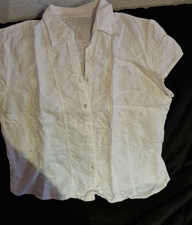 Elegante Sommerbluse, Weiss mit Stickerei, 100% Leinen