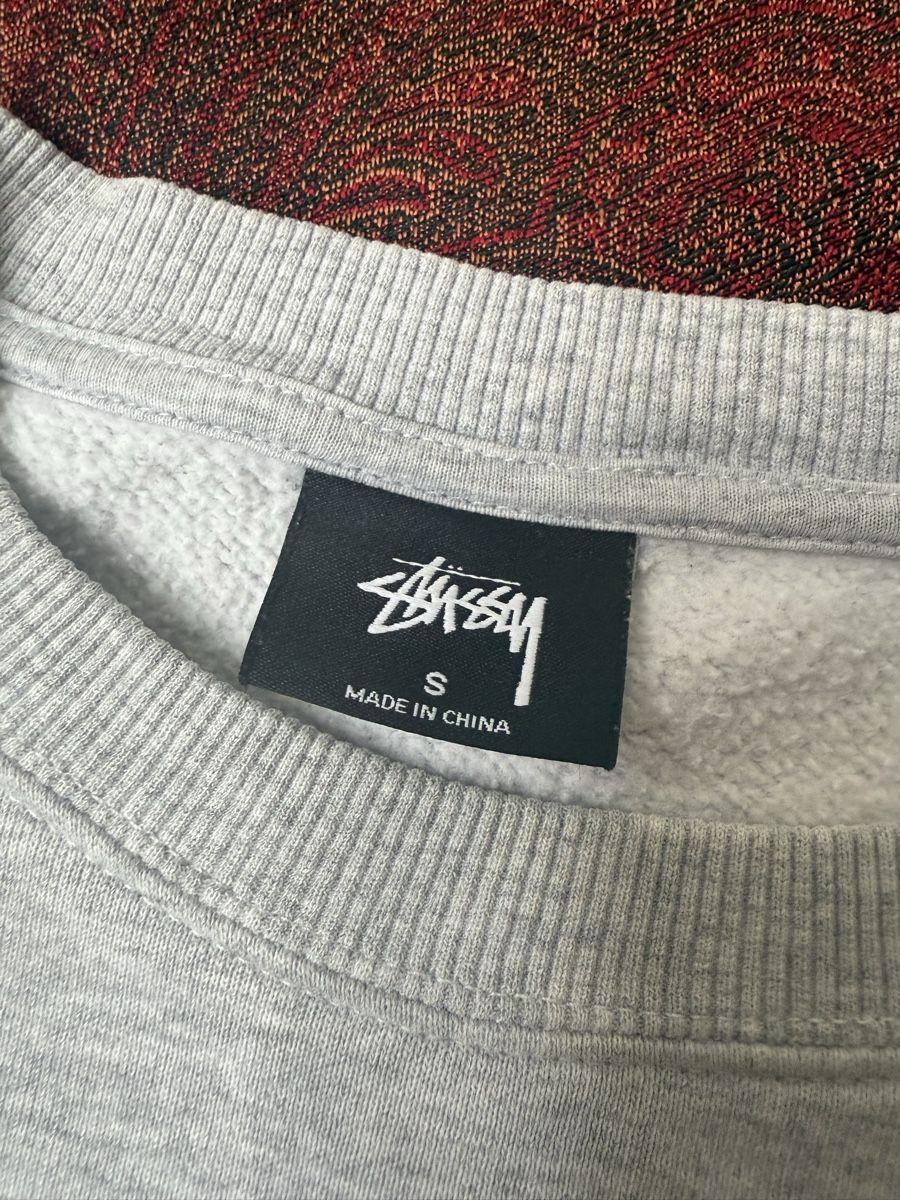 Stüssy Maglioni & Felpe: STÜSSY FLOWER SQUARE BESTICKTER CREWNECK – Usato da Zürich venduto da Mai.rast 1