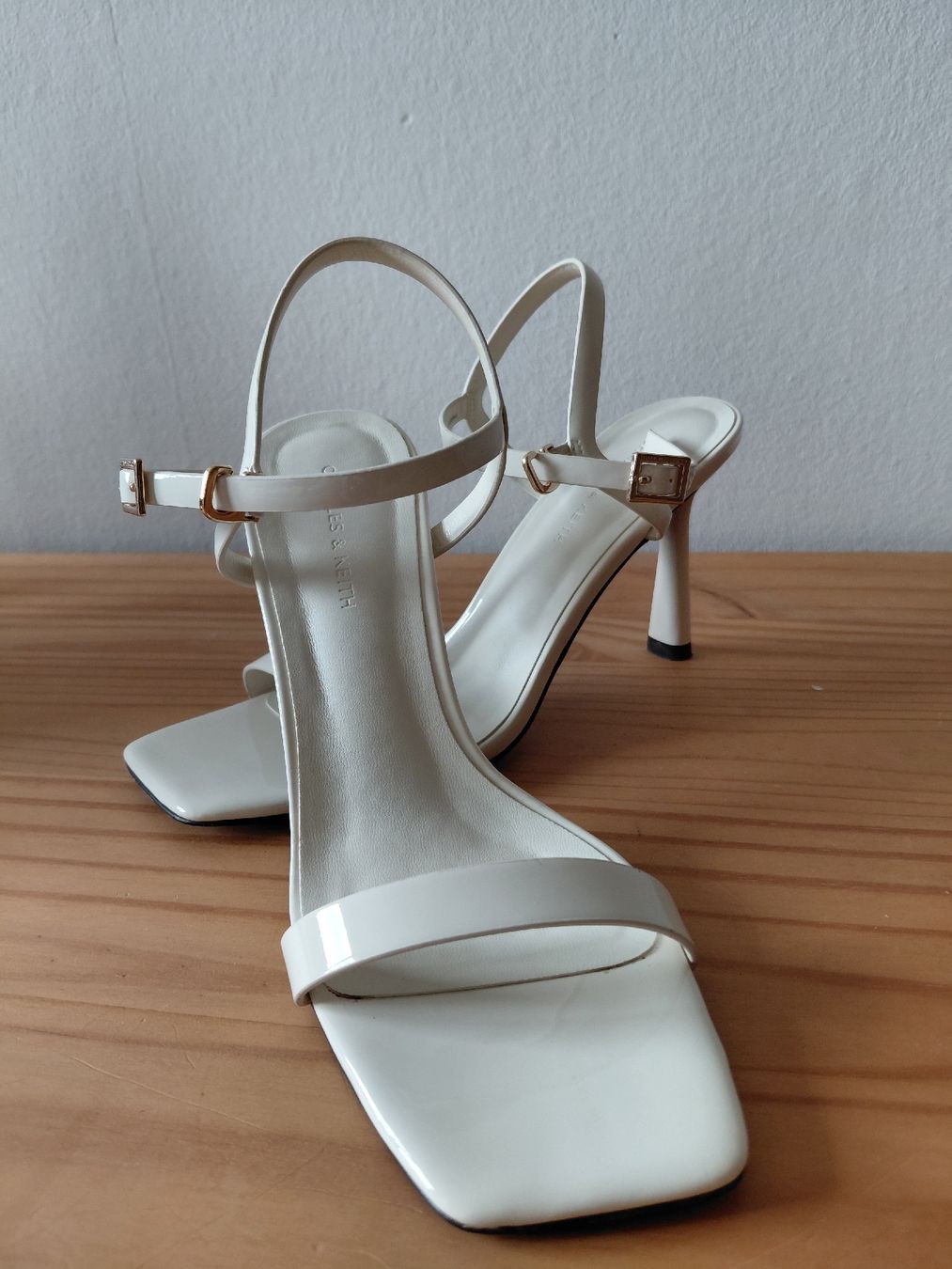 Scarpe da donna: CHARLES & KEITH Hochzeitsschuhe/Off White Sandals – Usato da Turbenthal venduto da apr_h7z2 5