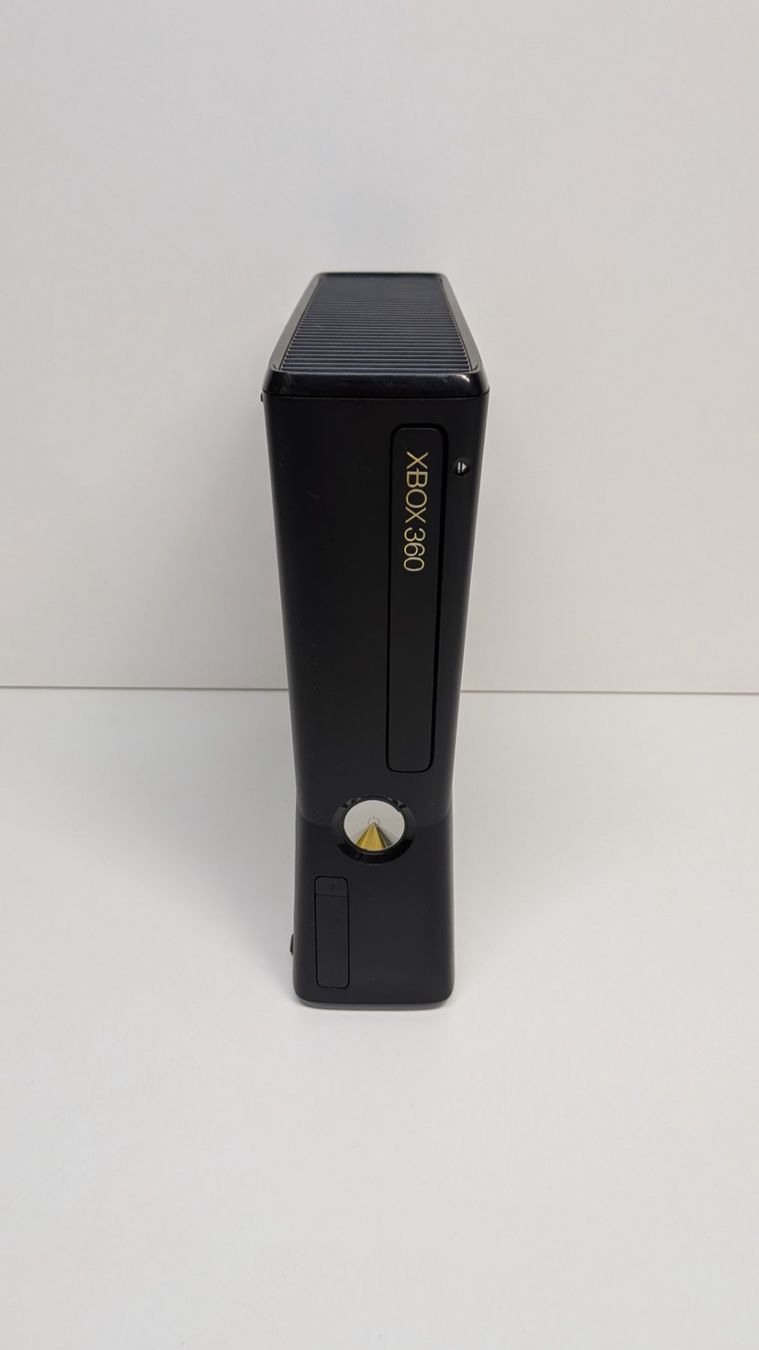 Microsoft Consoles: Microsoft Xbox 360 S inkl. 2 Controller – D'occasion à Menziken par mame18 4
