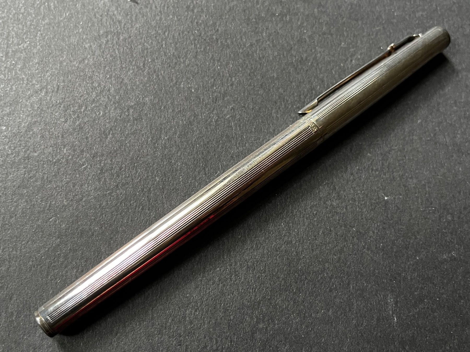 Caran D'Ache Penna & Evidenziatori: Caran d’Ache Tintenroller versilbert - selten – Nuovo e nell'imballaggio originale da Zürich venduto da FV.vintage 4