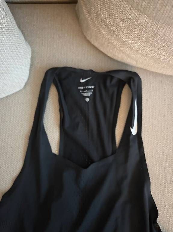 T-shirt: Nike Running Aeroswift Top Size L – Usato da Zürich venduto da von_sj9s 2