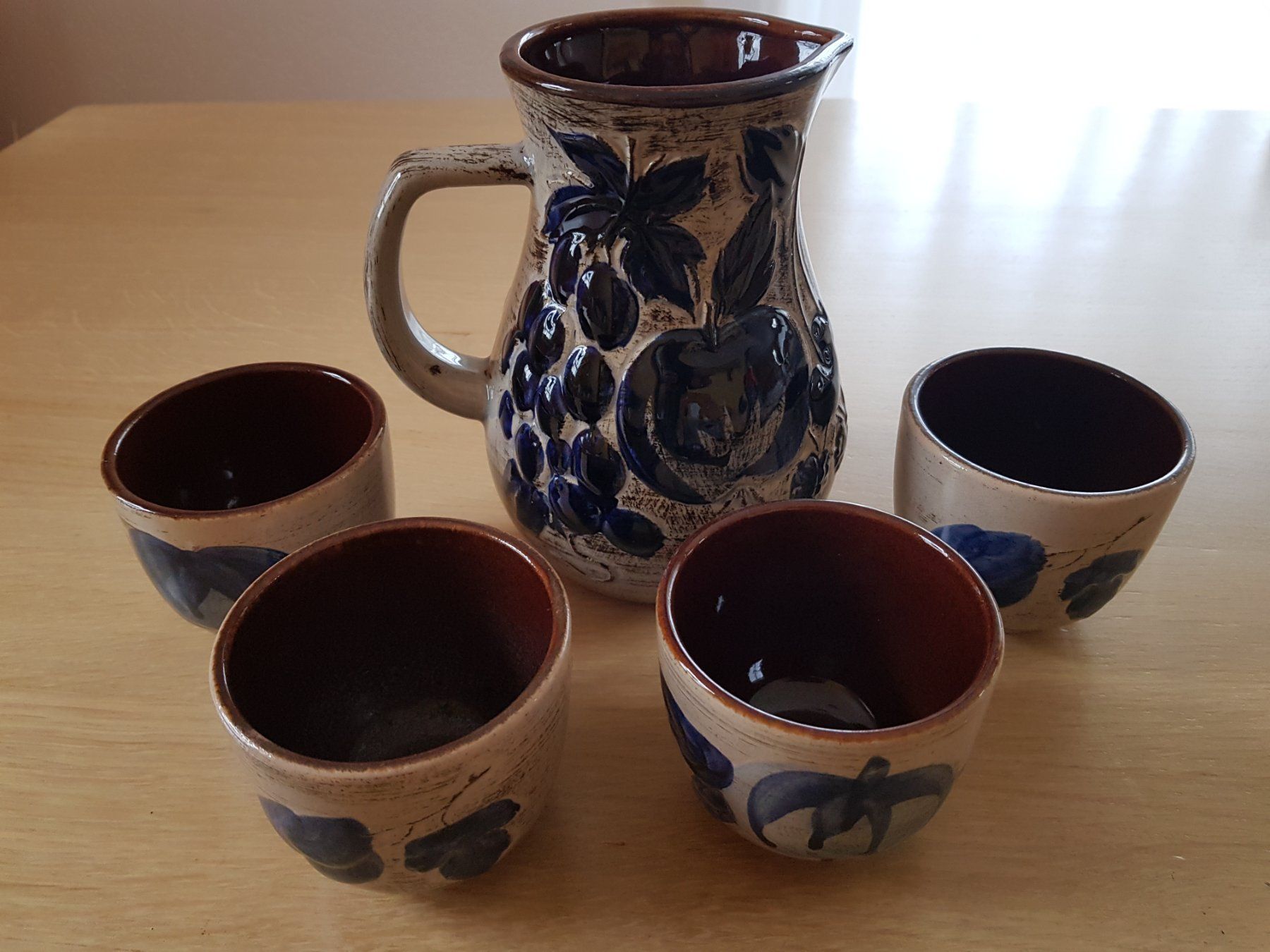 Caraffe: Keramikkrug mit 4 Trinkbecher (für Wein oder anderes) – Usato da Boswil venduto da Pjatla 2