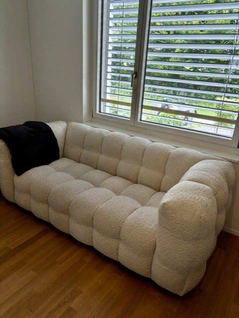 Maisons du monde Divani: Lilo - 2-Sitzer-Sofa mit Bouclé-Bezug, beige – Usato da Horw venduto da babseatsyou