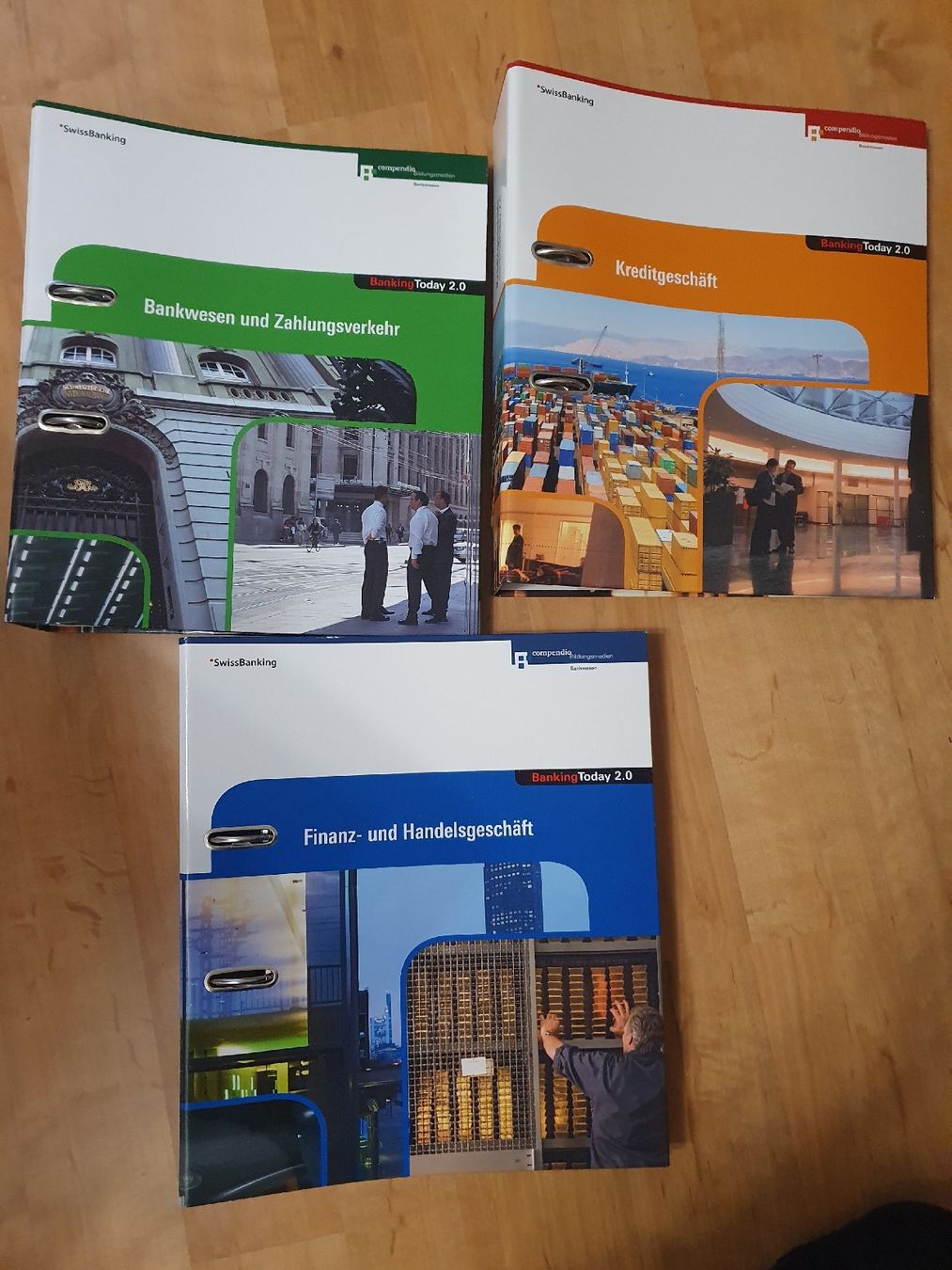 Libri: SwissBanking Ordner-Set "Banking Today 2.0" - gebraucht – Usato da Muri AG venduto da mic_v97r