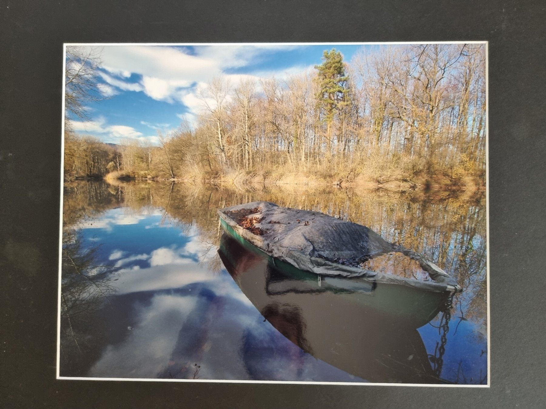 Foto & Immagini: Winterlicher See mit Boot - Original Foto mit Passepartout – Usato da Opfikon venduto da Diversamente 1