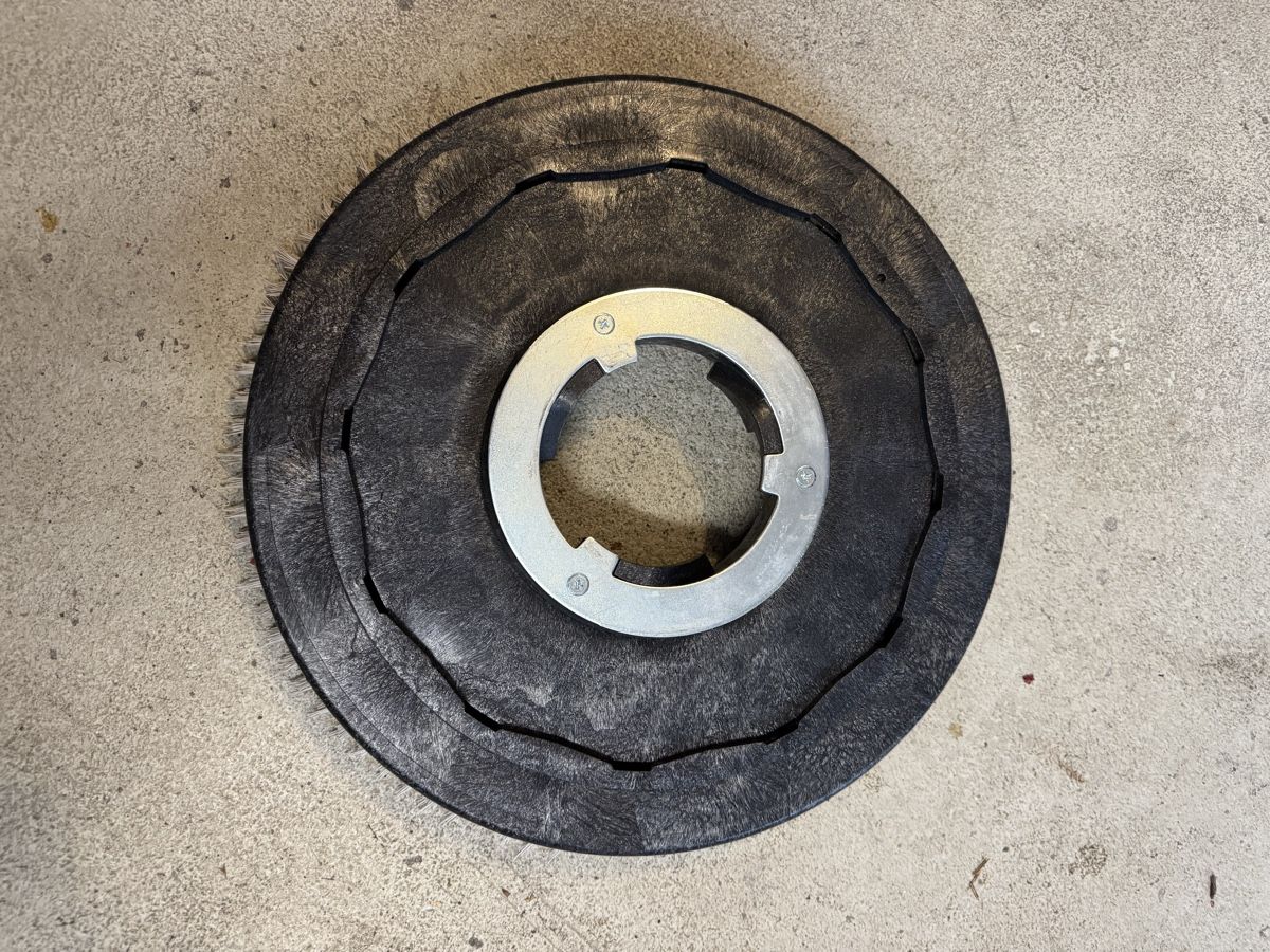 Autres articles pour la maison: Schrubbbürste 40cm zu Scheuersaugmaschine – D'occasion à Alpnachstad par paraurs 1