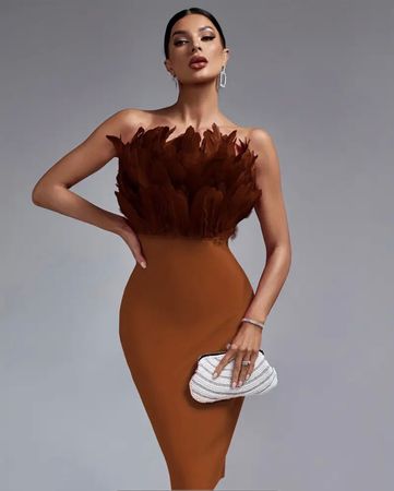 Jolie robe de cocktail avec plumes